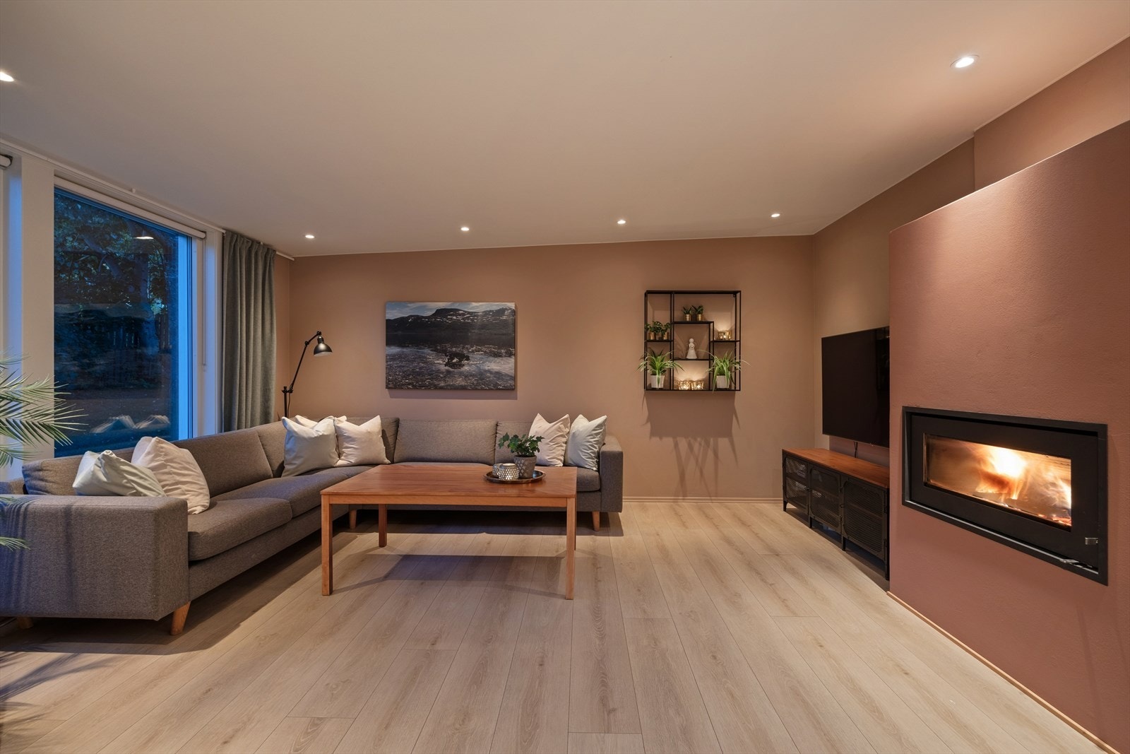 Det er blant annet installert vannbåren gulvvarme på alle oppholdsrom i 1. etasje og kjeller, samt balansert balansert ventilasjon i boligen Galleribilde