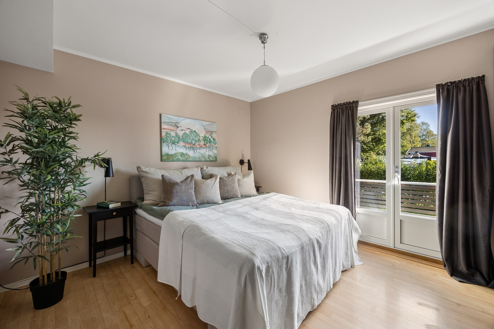 Hovedsoverom er av god størrelse med plass til dobbeltseng og nattbord. Fra rommet er det utgang til koselig balkong Galleribilde