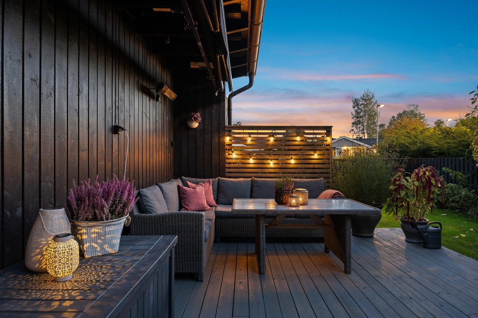 Den er vendt mot vest med omkringliggende fin hage Galleribilde