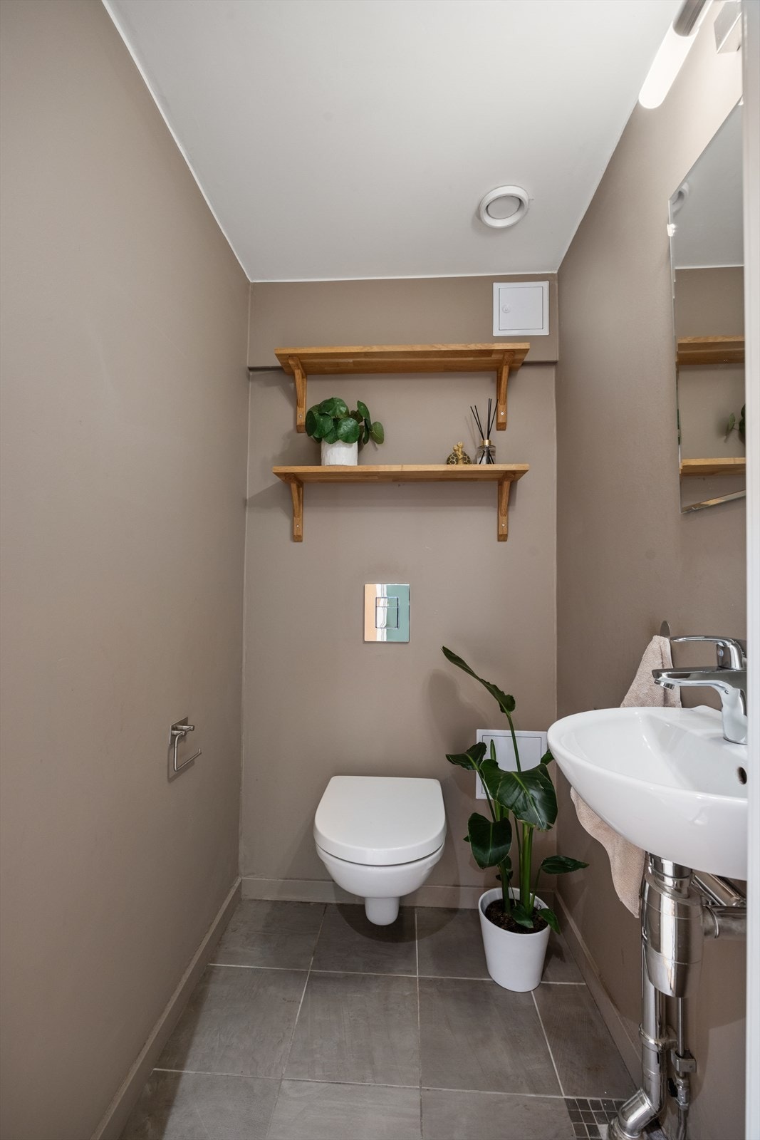 Separat toalettrom tilstøtende mot vaskerommet. Rommet er pent innredet med flislagt gulv og malte slette vegger Galleribilde