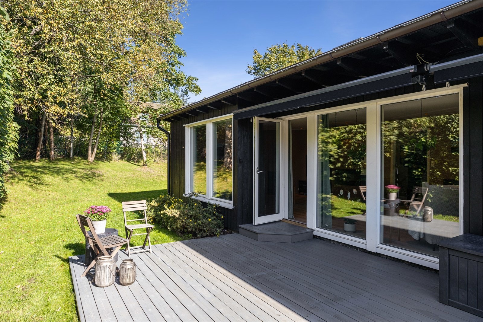 Meget fin, lun og skjermet terrasseplatting med adkomst fra stue og hage Galleribilde