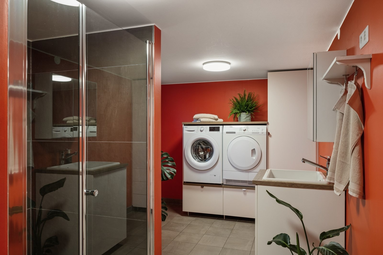 Romslig og moderne vaskerom med dusjnisje Galleribilde