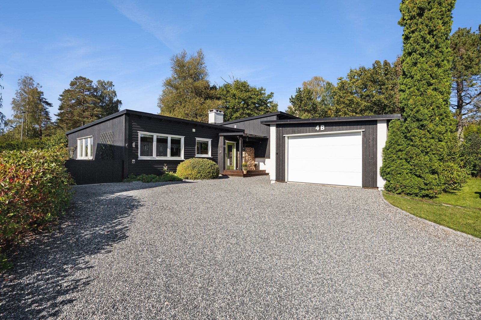Eiendommen ligger meget fint og usjenert plassert i blindvei med garasje og god plass til flere biler i egen gårdsplass Galleribilde