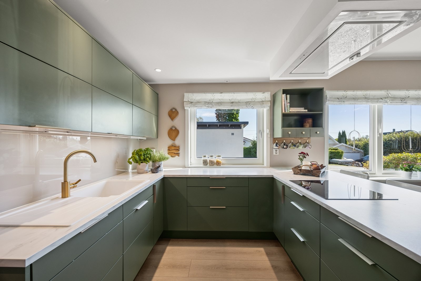 Det er integrerte hvitevarer som stekeovn, koketopp, kombiovn, oppvaskmaskin, kjøleskap og fryseskap Galleribilde