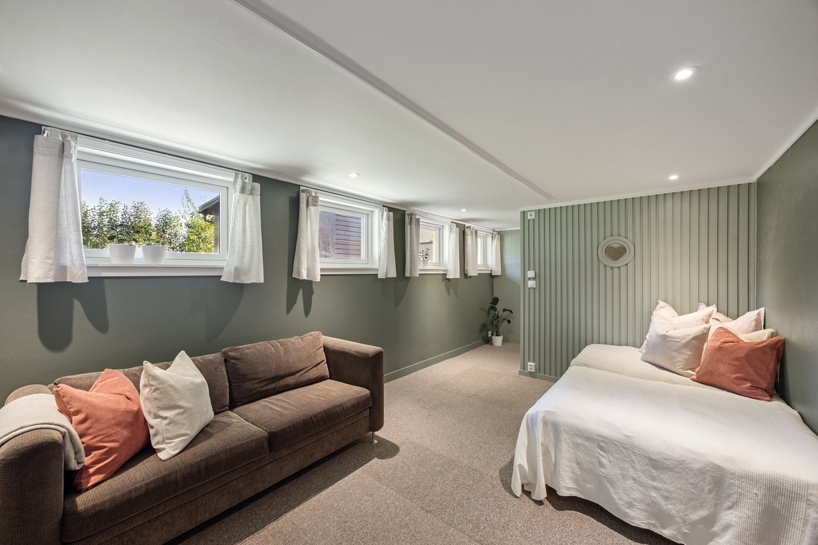 Det er godt med plass til seng, sofa, TV, mv. Rommet er ikke godkjent for varig opphold Galleribilde