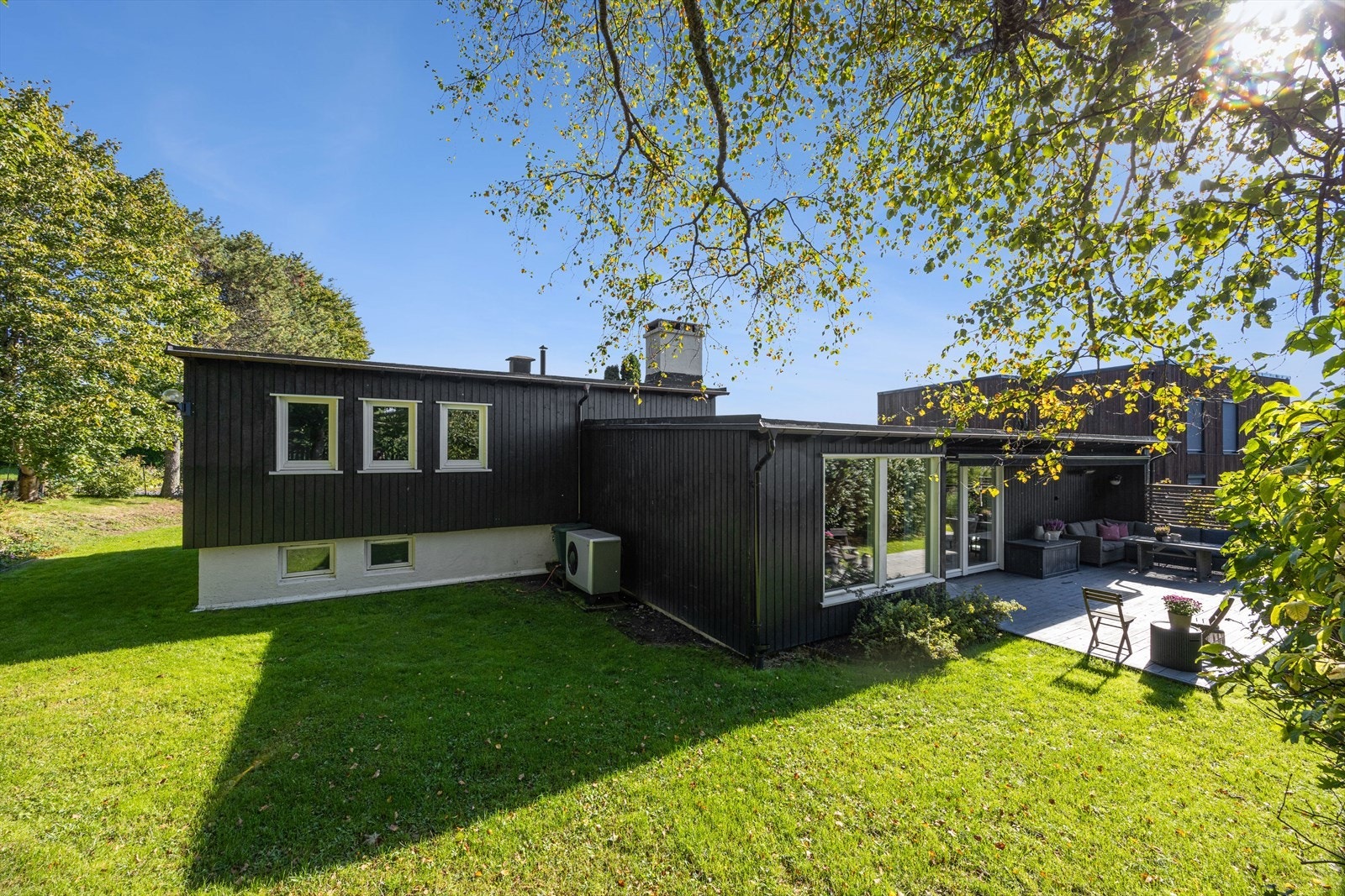 Uteområdet er inngjerdet, og her kan barna leke trygt og fritt! Galleribilde