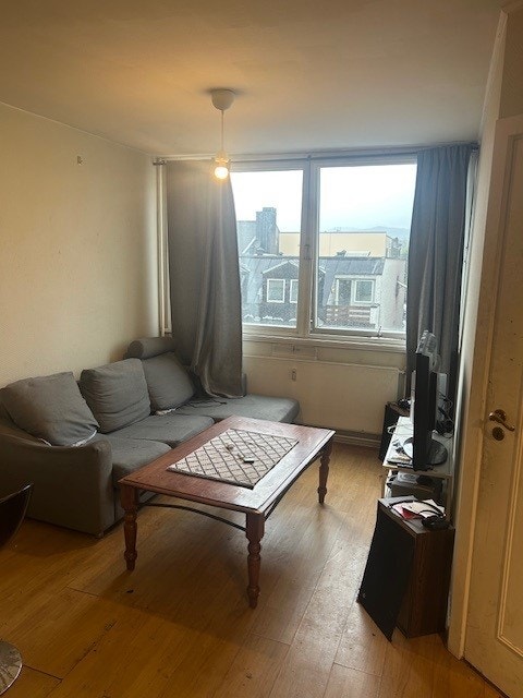 Fra stuen med vindu ut mot Storgata. Galleribilde