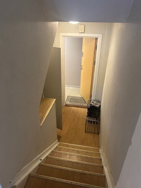 Entreen sett fra toppen av trappen mot inngangsdøren. Galleribilde