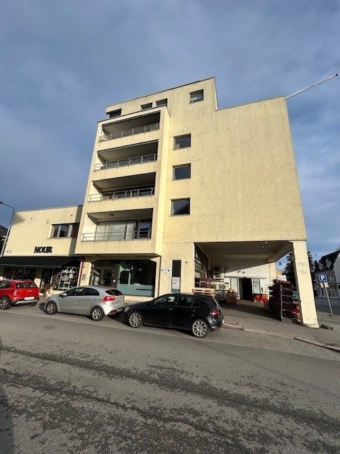 Bygget sett fra sør med inngang til leiligheten på gateplan midt i bildet. Galleribilde