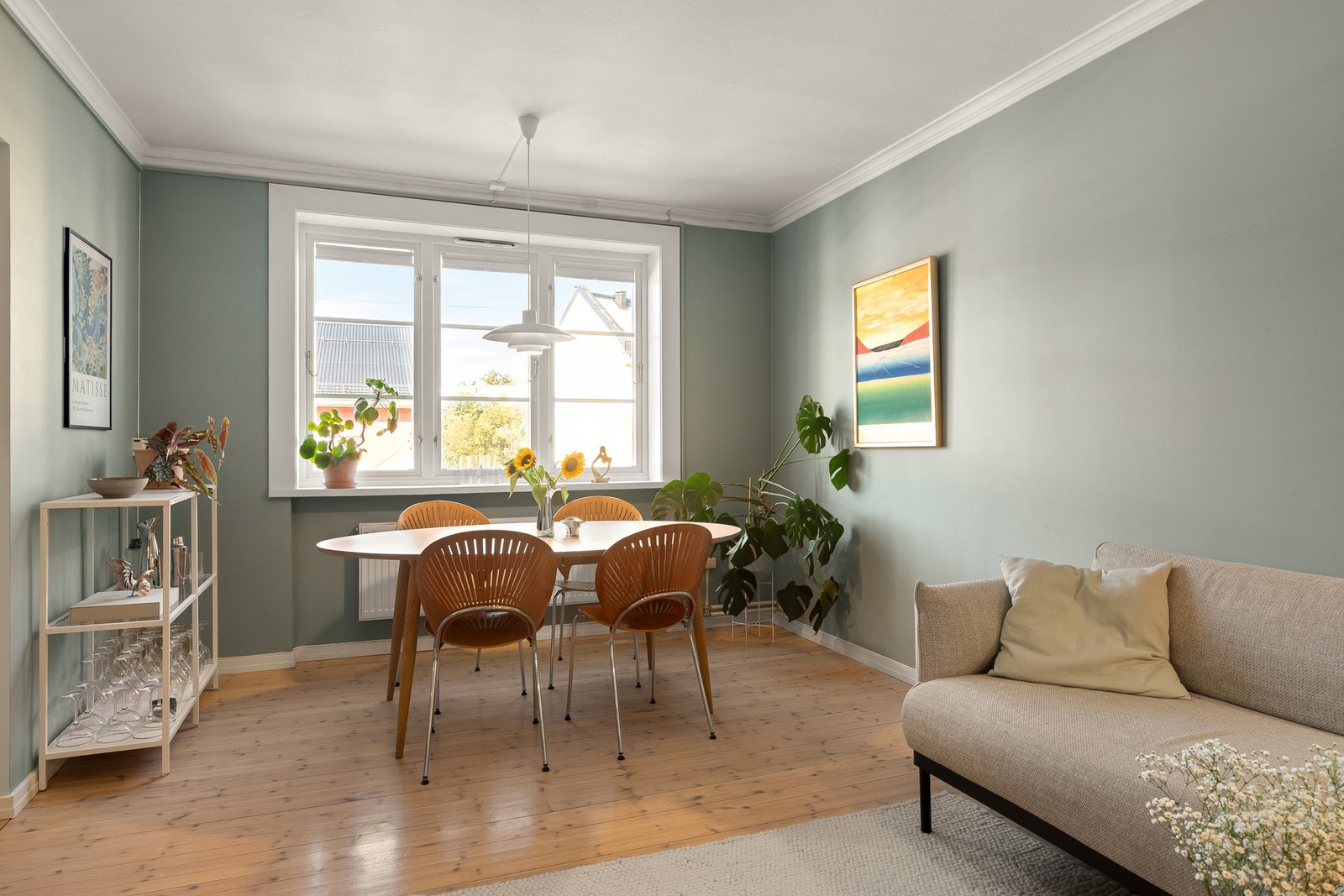 Veggene er malt i lyse, moderne toner, mens de originale tregulvene er slipt og lakket. Galleribilde