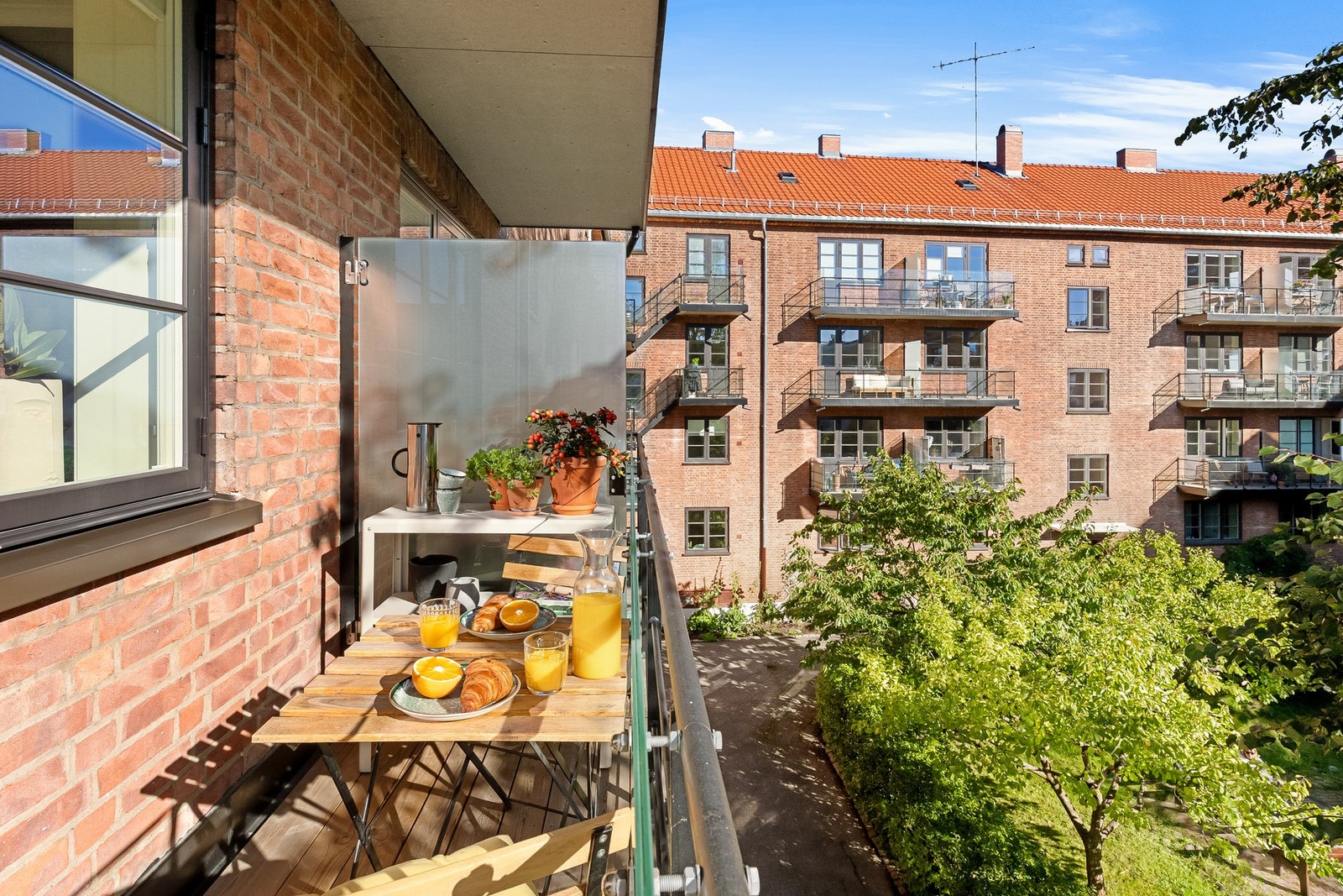 På sommerstid er solen på balkongen fra morgen til ca. kl. 14. Galleribilde
