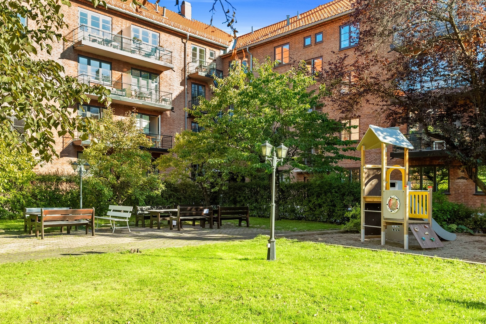 Gårdsrom er flott opparbeidet og skjermet for innsyn. Galleribilde