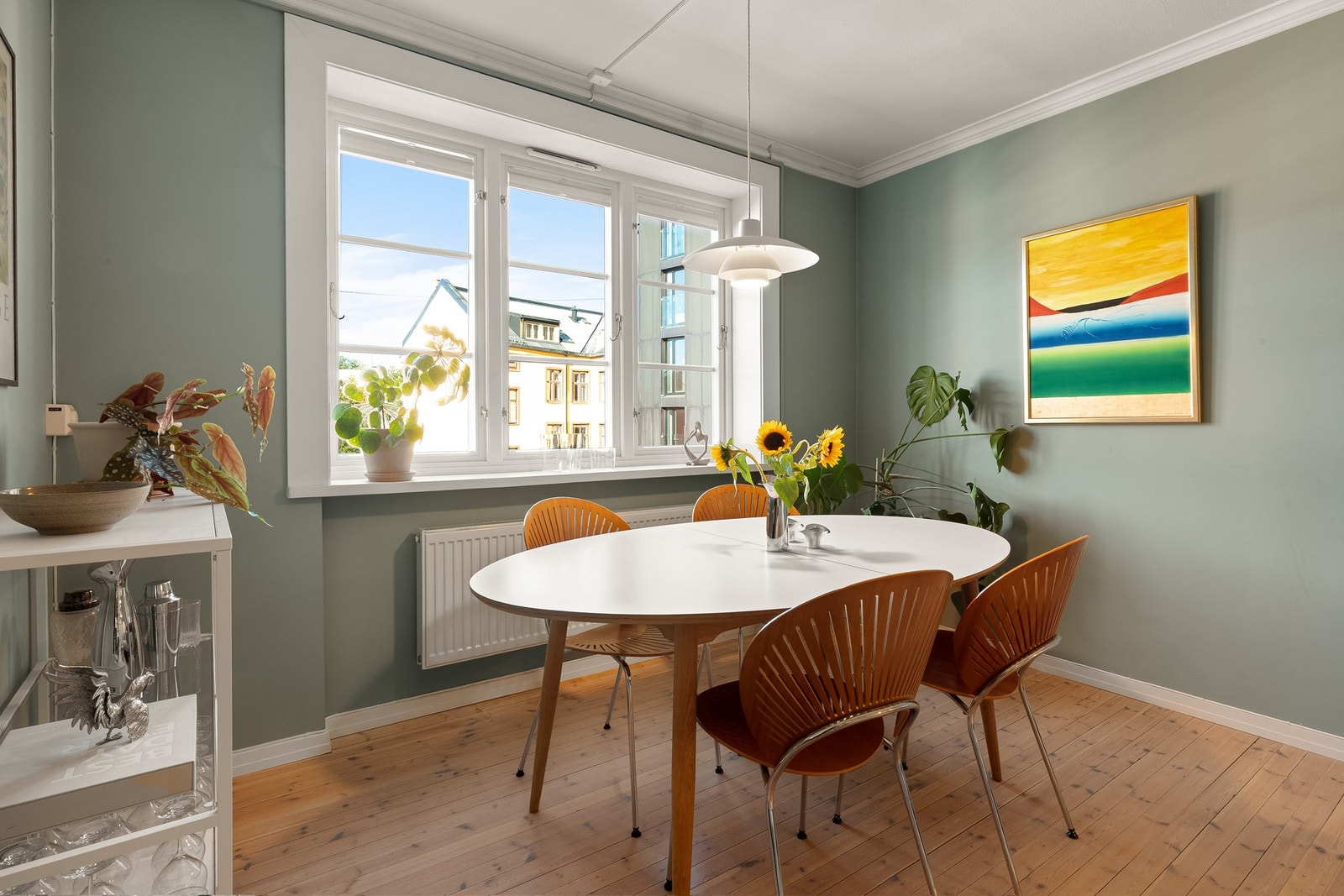 Store vindusflater sørger for vært godt lysinnslipp. Galleribilde