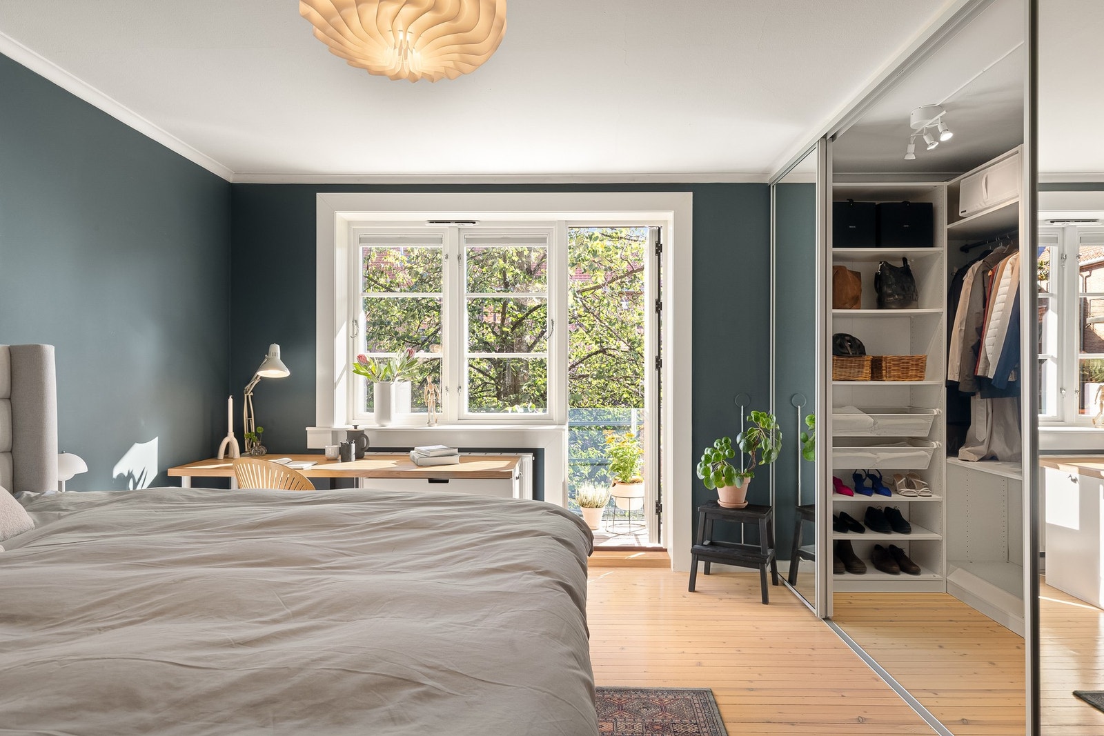God plass til bred dobbeltseng, kommode og skrivebord. Galleribilde