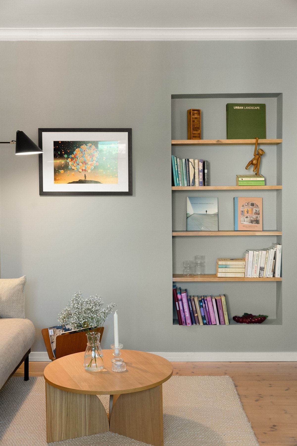 Rommet har plassbygget hylle for oppbevaring. Galleribilde