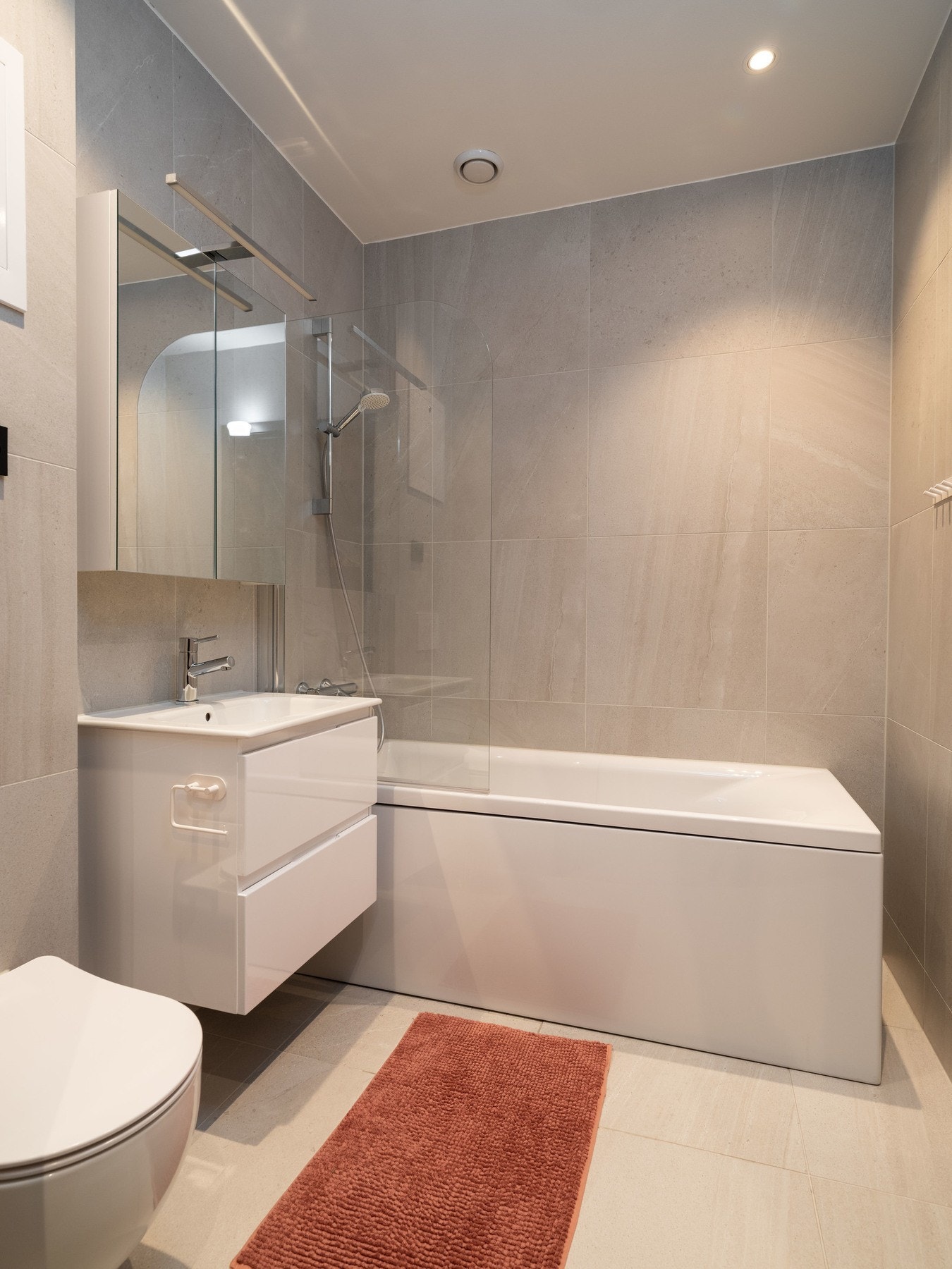 Det er 2 baderom i underetasjen. Dette badet har adkomst fra tv-stue/barnerommene. Under badekaret er det tilrettelagt for dusjsone. Galleribilde