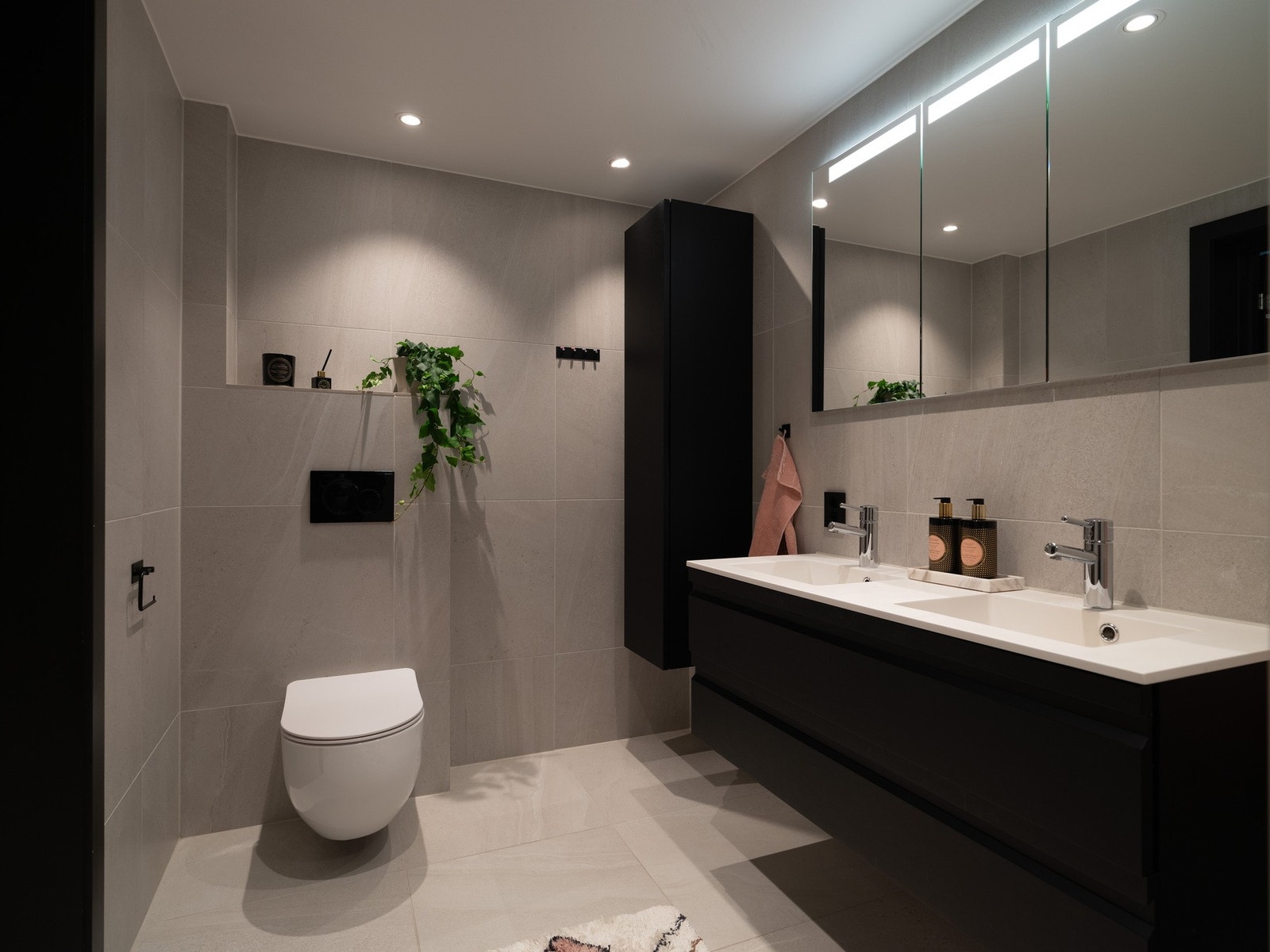 Hovedbaderommet er flislagt på både vegger og gulv, etablert downlights i himling, og det er lagt varmekabler i gulv. Galleribilde