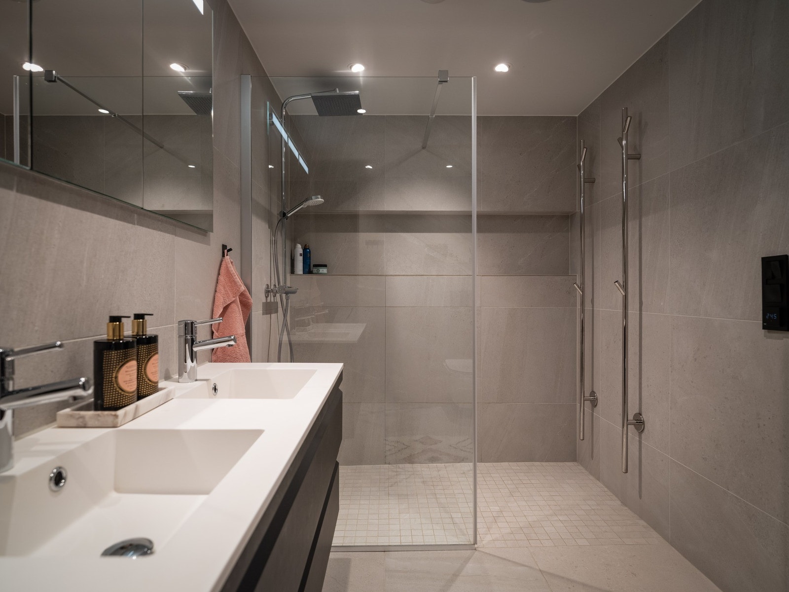 I tillegg er det fastmonterte håndkledholdere med varme i. Galleribilde