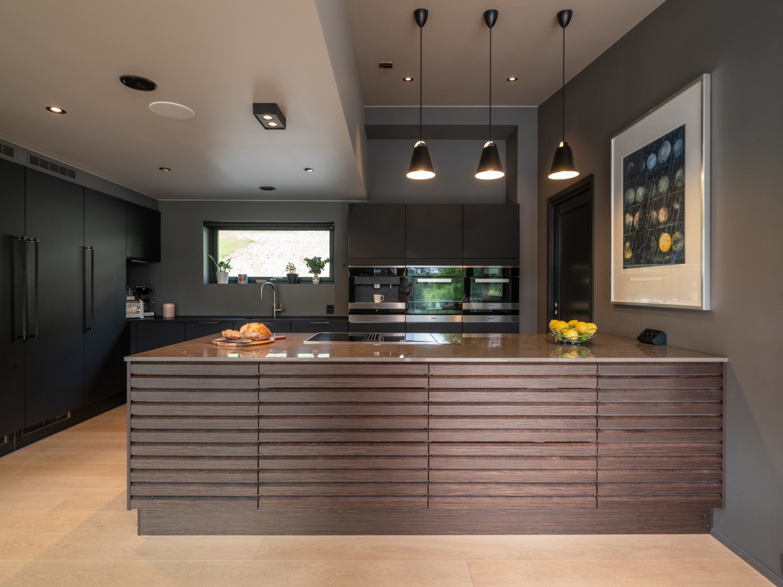 Romslig kjøkken på 16 kvm fra 2019. Kjøkkenet er fra HTH. Galleribilde