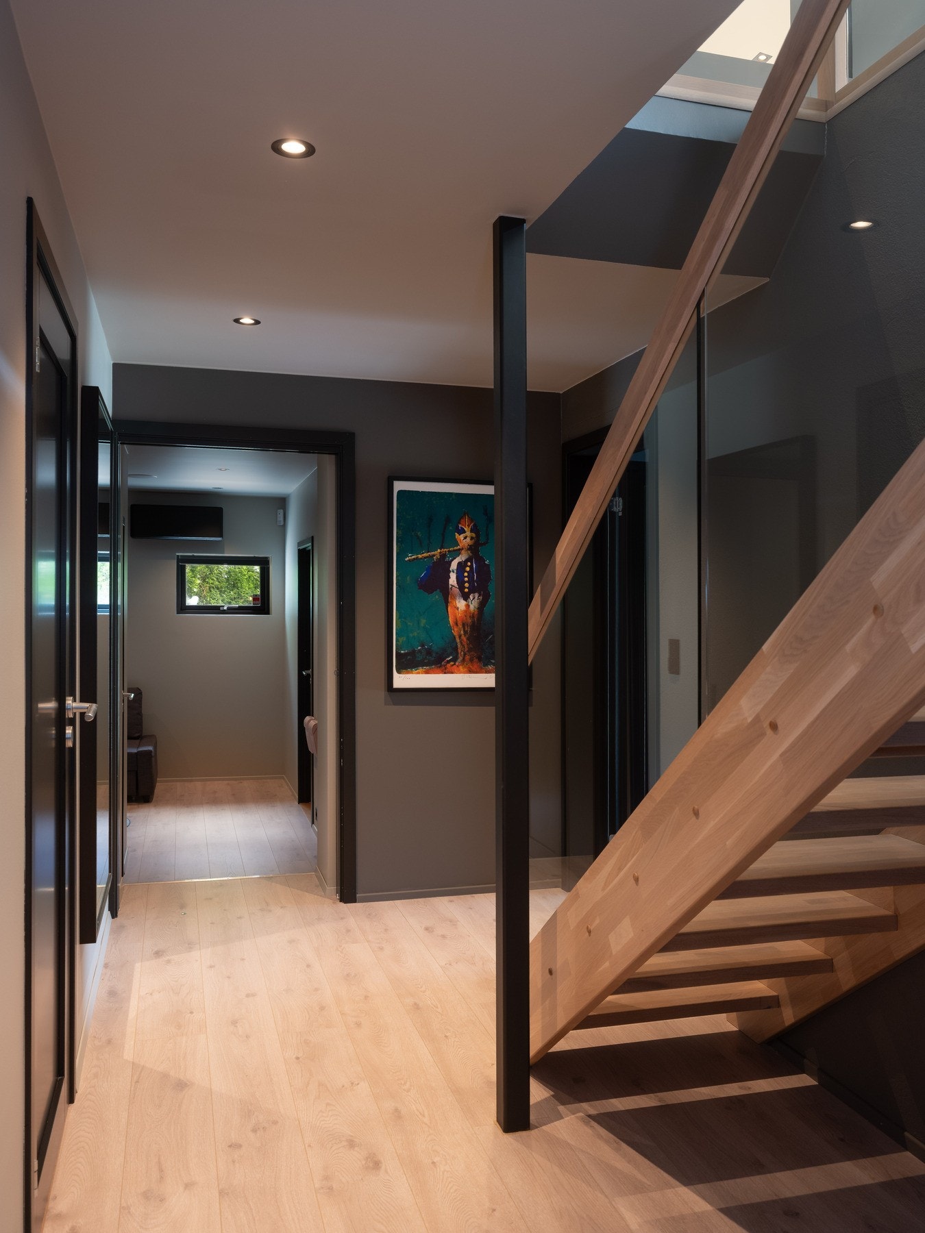 I andre enden av denne etasjen ser man kjellerstuen. Varmepumpe plassert over vinduet. Galleribilde