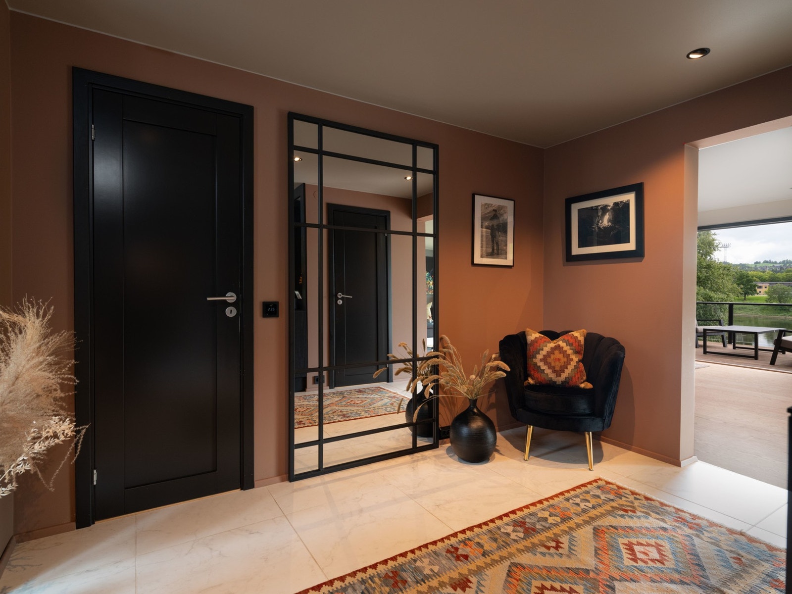 Det er brukt lune, varme farger, som gir et behagelig førsteinntrykk. Galleribilde