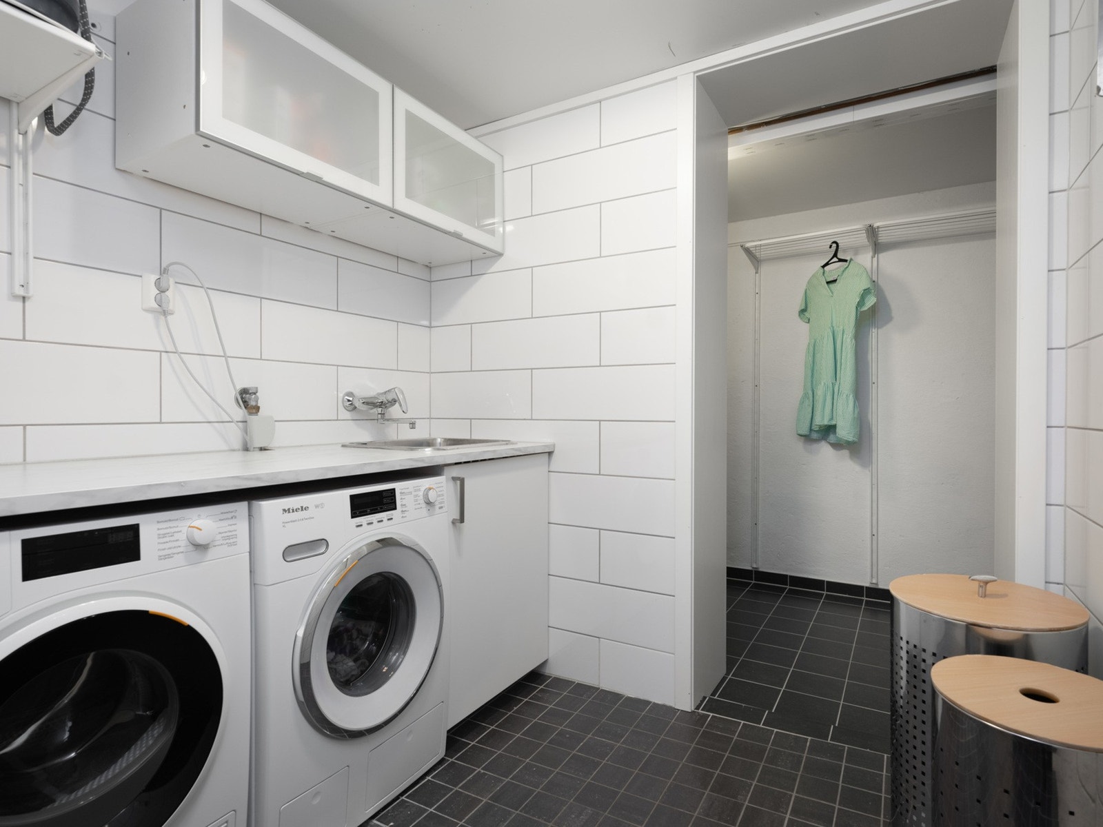 Underetasjen byr også på et eget vaskerom med tilknyttet bod. Vaskemaskin og tørketrommel fra Miele. Galleribilde