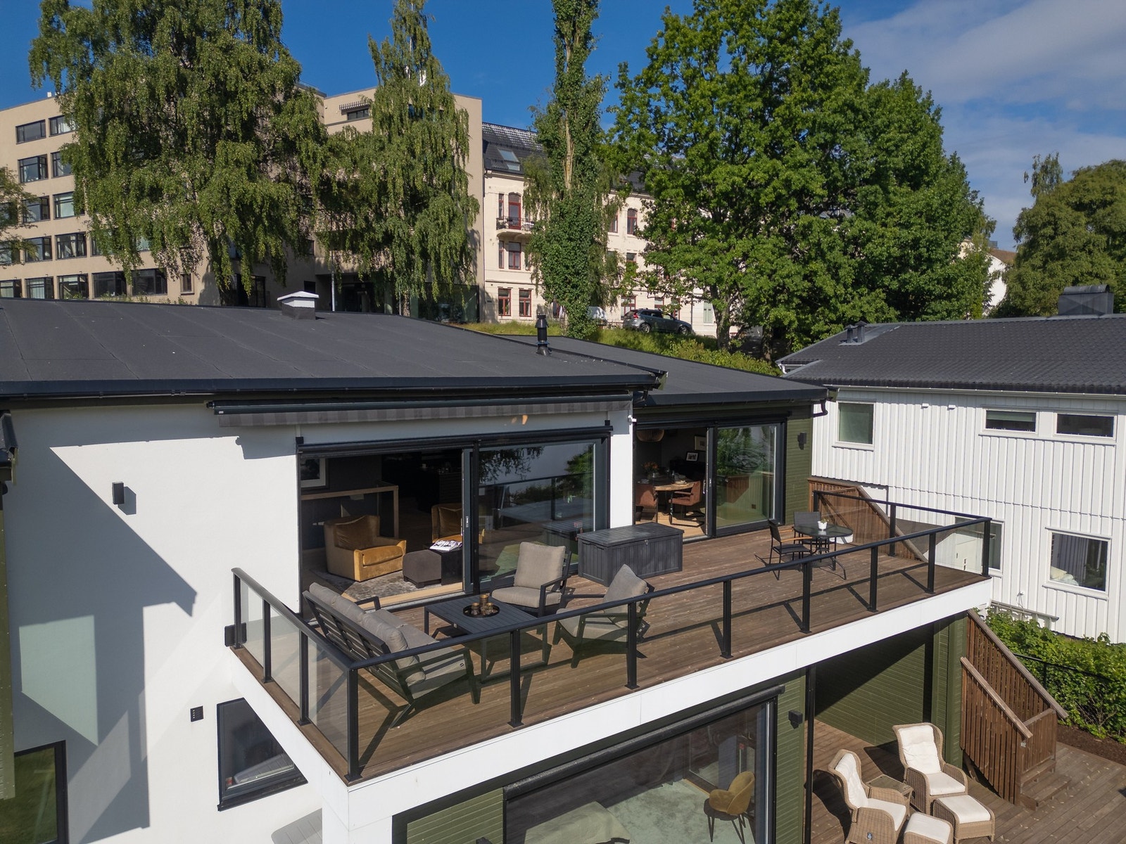 Fra disse sonene har man direkte adkomst til terrassen på ca. 38 kvm. Den er sørvendt, som vil si man kan nyte dagssolen frem til ca 20 / 20.30 på midtsommers. Galleribilde