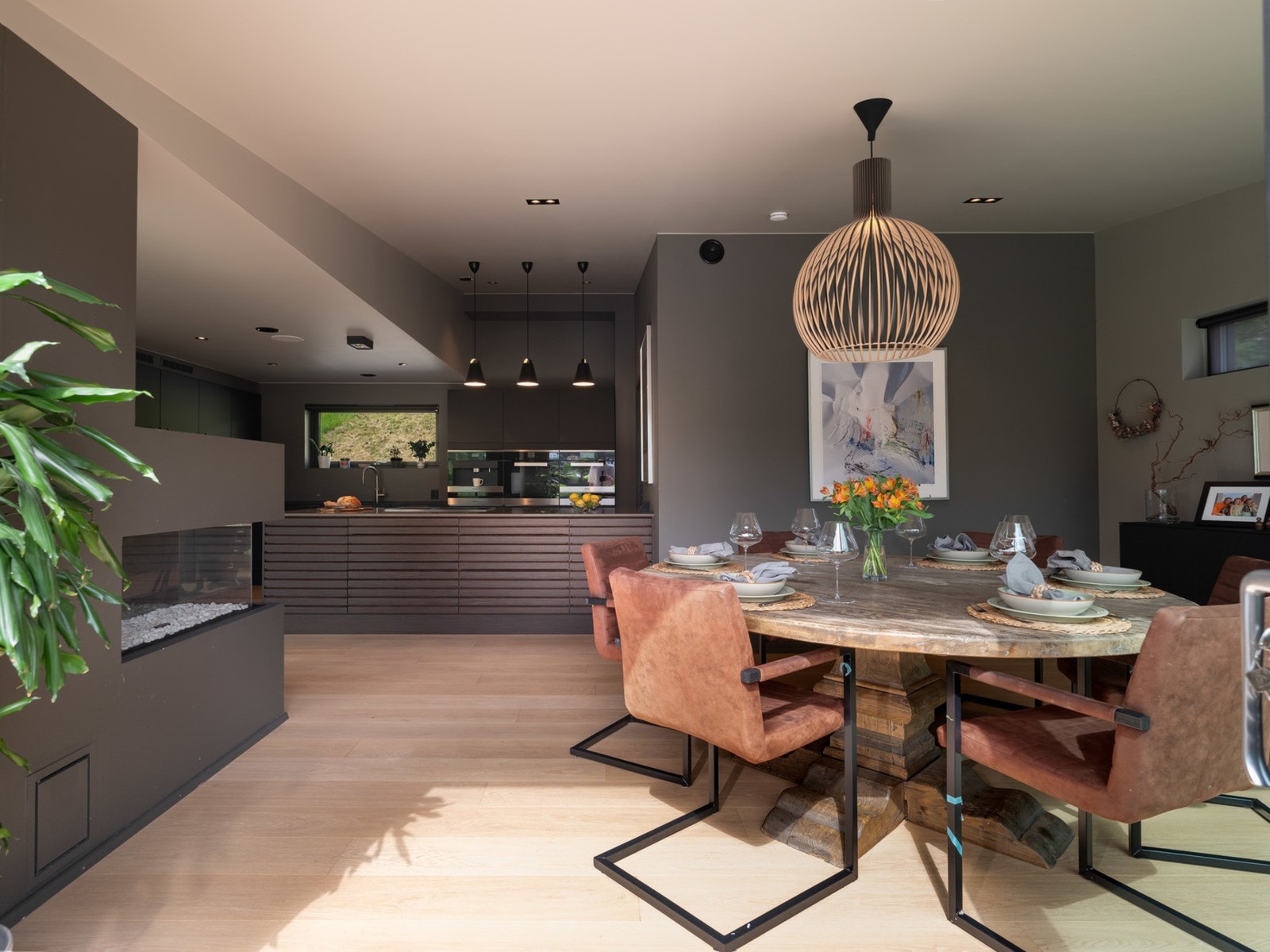 Kjøkkenet befinner seg i forlengelsen av spisestuen. Galleribilde