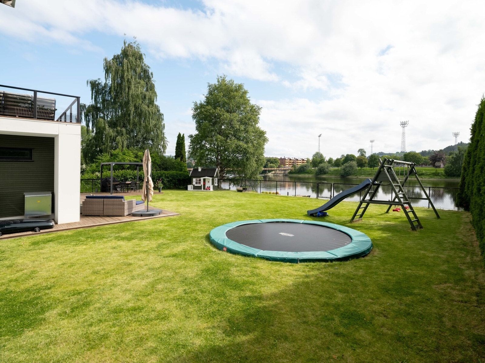 To søndagsåpne butikker ligger i nærheten. Joker Ilevollen og Bunnpris Leüthen, kun 500 meter unna. Galleribilde