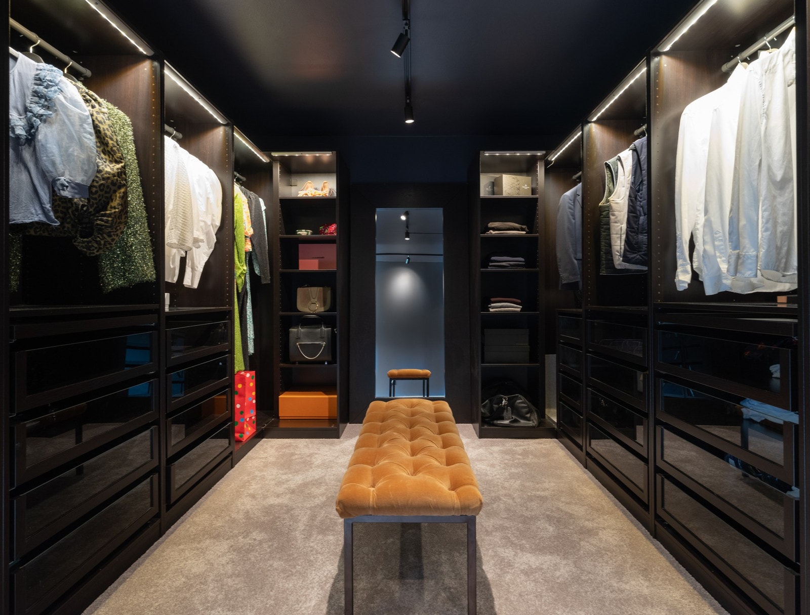 I tillegg får man en egen walk-in-closet med veldig god lagringsplass. Galleribilde