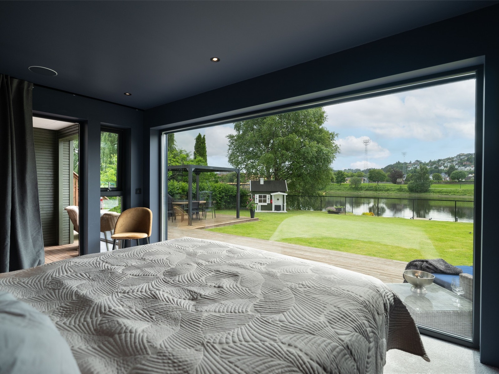 Tenk deg å våkne til denne flotte utsikten! Man har også direkte adkomst til markterrassen. Galleribilde