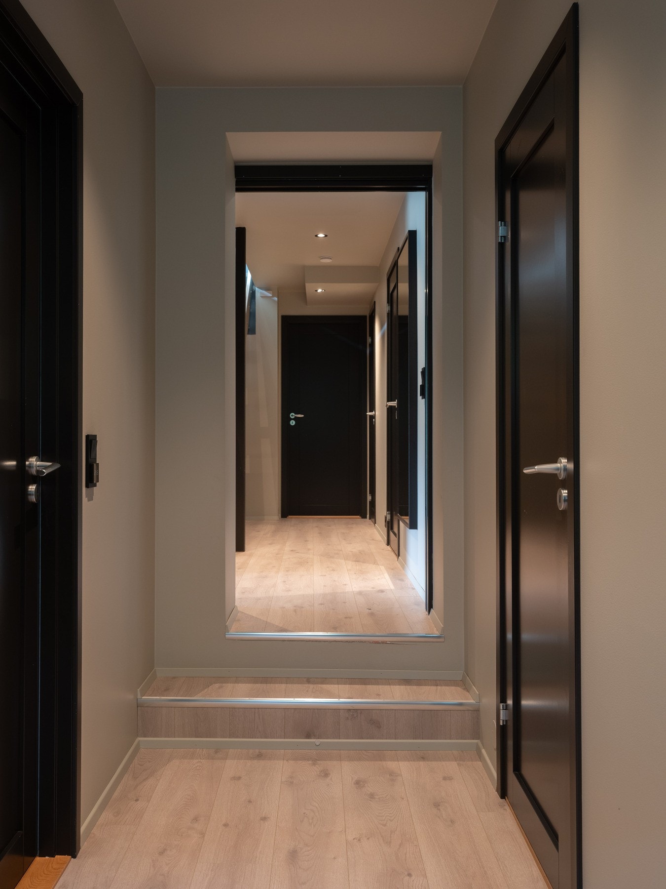 Ned i underetasjen. Dør i enden av gangen leder til treningsrom/ soverom 4. Galleribilde