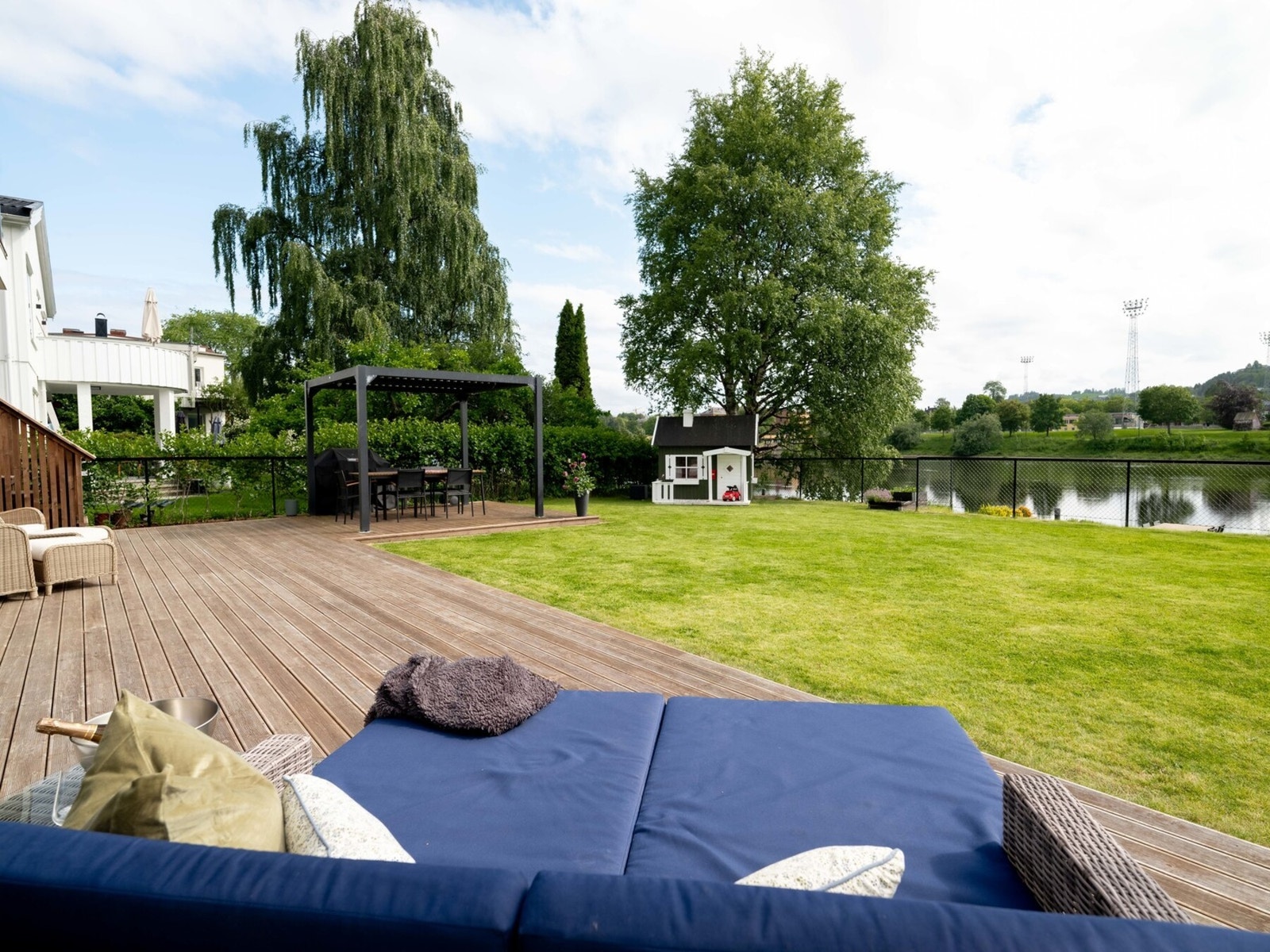 Kort avstand til sentrum samtidig som det ligger litt avskjermet til. Mange grøntområder og mye kultur. Lett fremkommelighet til marka og andre turområder. -Sitat fra en lokalkjent. Galleribilde