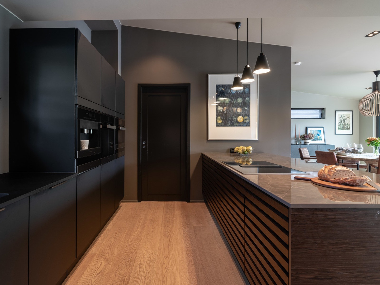 Ved siden av kjøkkenet finner man en veldig praktisk grovinngang til daglig bruk. Galleribilde