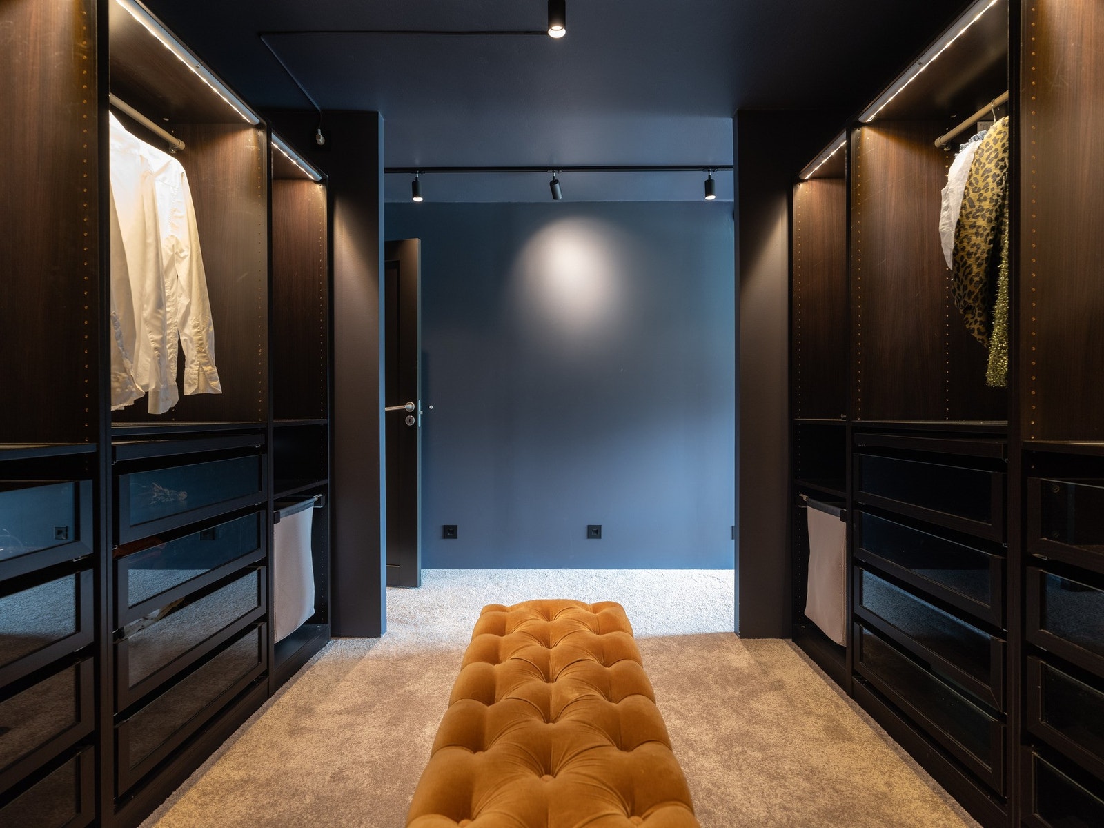 Spotter i tak og langs gulv kan dimmes. Galleribilde