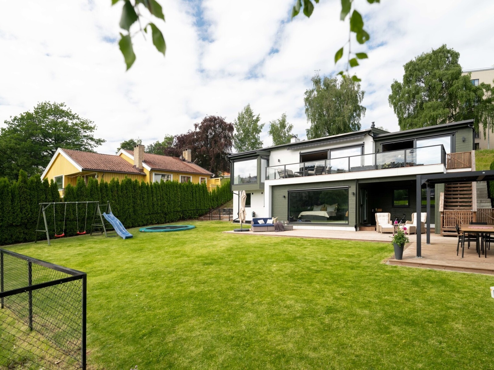 Markterrassen er på ca. 90 kvm. God plass til all slags bruk - for alle aldre. Legg merke til markise på takterrassen. Galleribilde