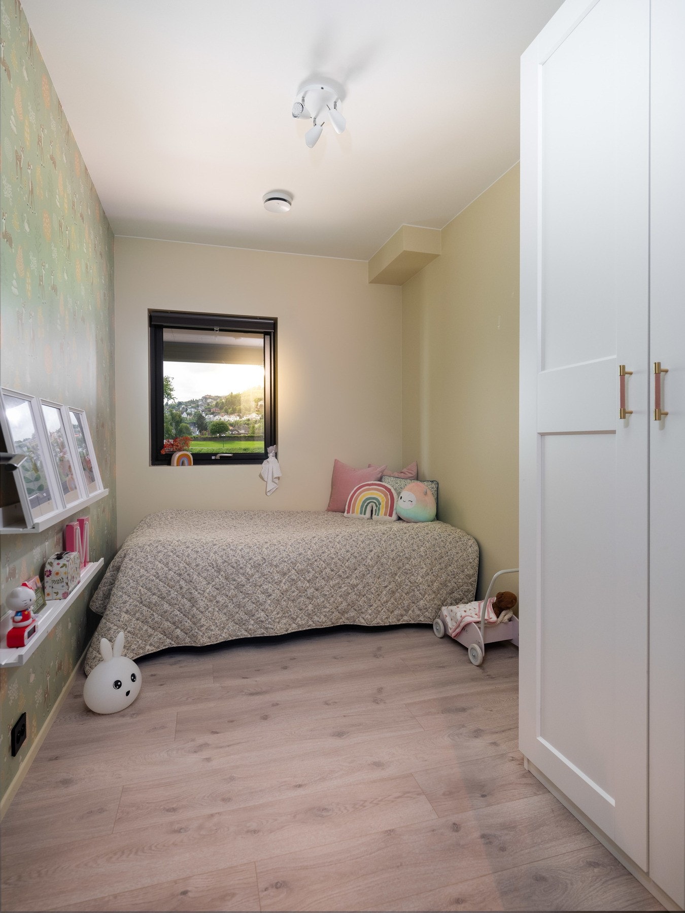 Alle soverommene i sokkeletasjen vender ut mot hage. Dermed er det veldig stille og rolig på soverommene. Galleribilde