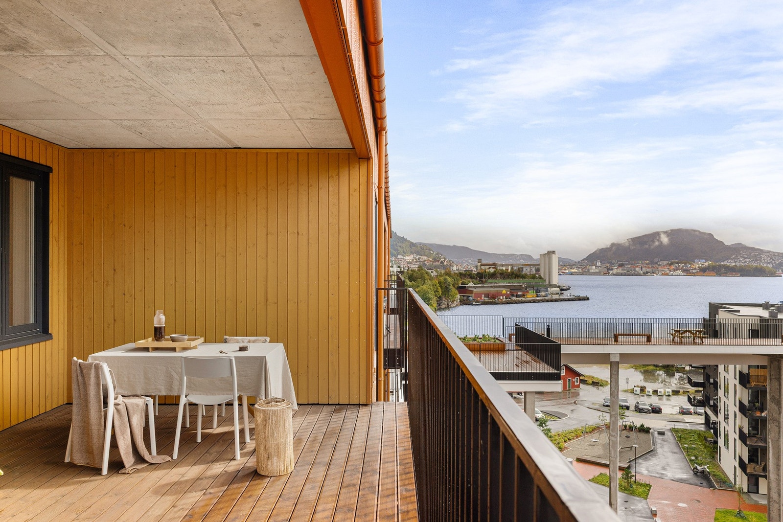 Romslig balkong som kan innredes i to soner; en for avslapping og en for måltider. Galleribilde