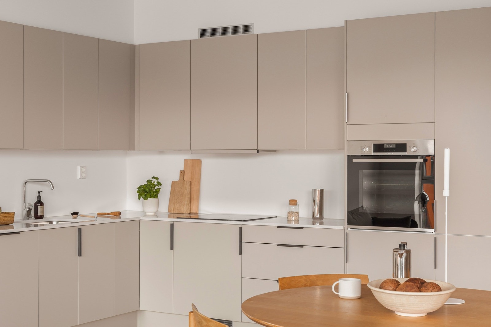 Den beige fargepaletten gir et lunt og moderne uttrykk, og kjøkkenet er komplett med integrerte hvitevarer. Galleribilde