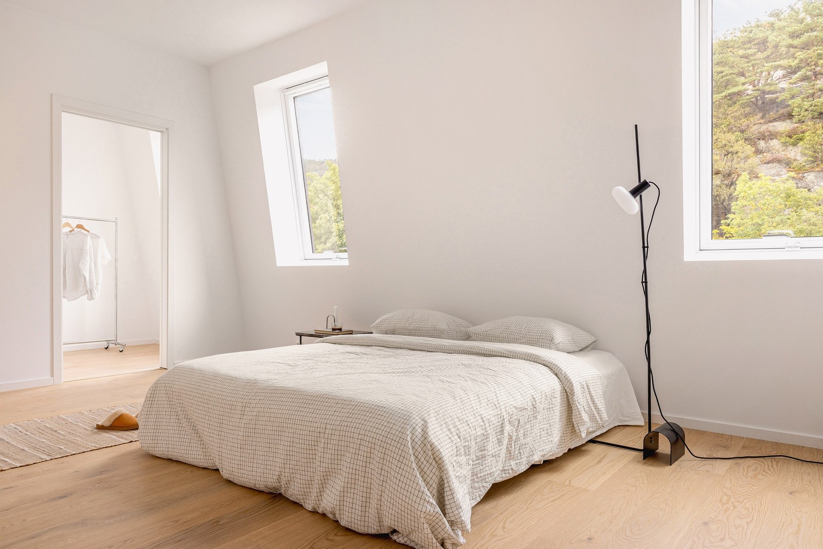 Soverommet har to vindu som gir flott utsikt over nærområdet og det er videre vindu i walk-in-garderobe. Galleribilde