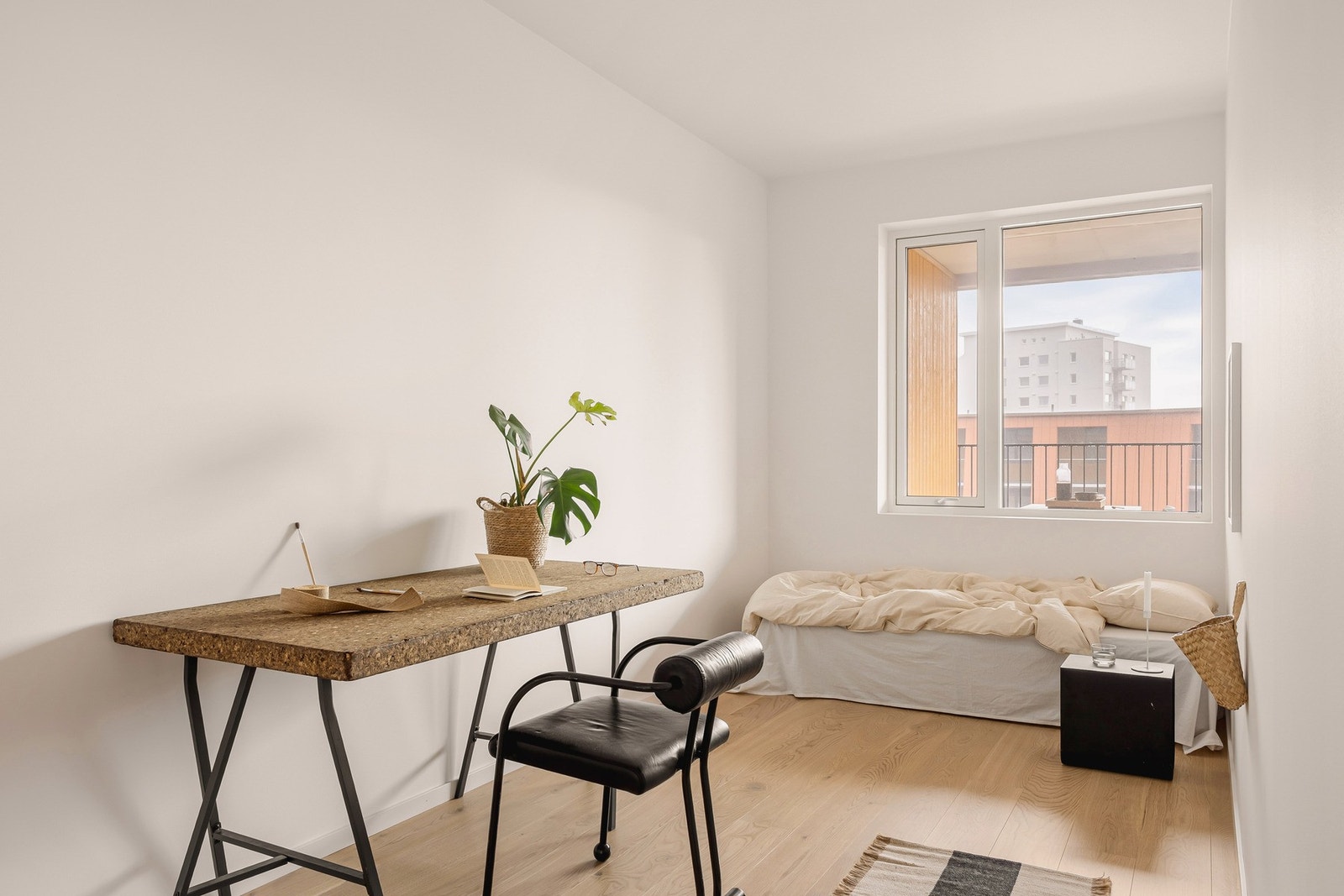 Soverom med vindu mot balkong. Galleribilde