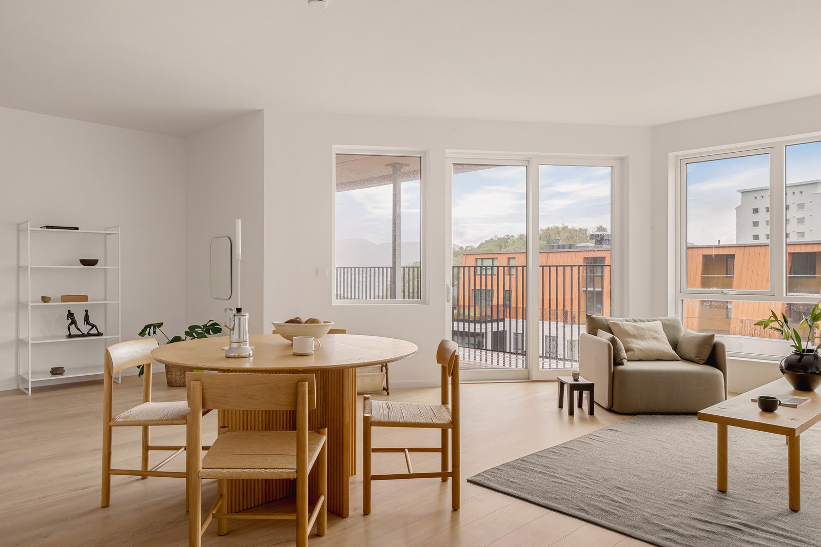 Stue og kjøkken i åpen løsning gir et sosialt og godt rom. Galleribilde