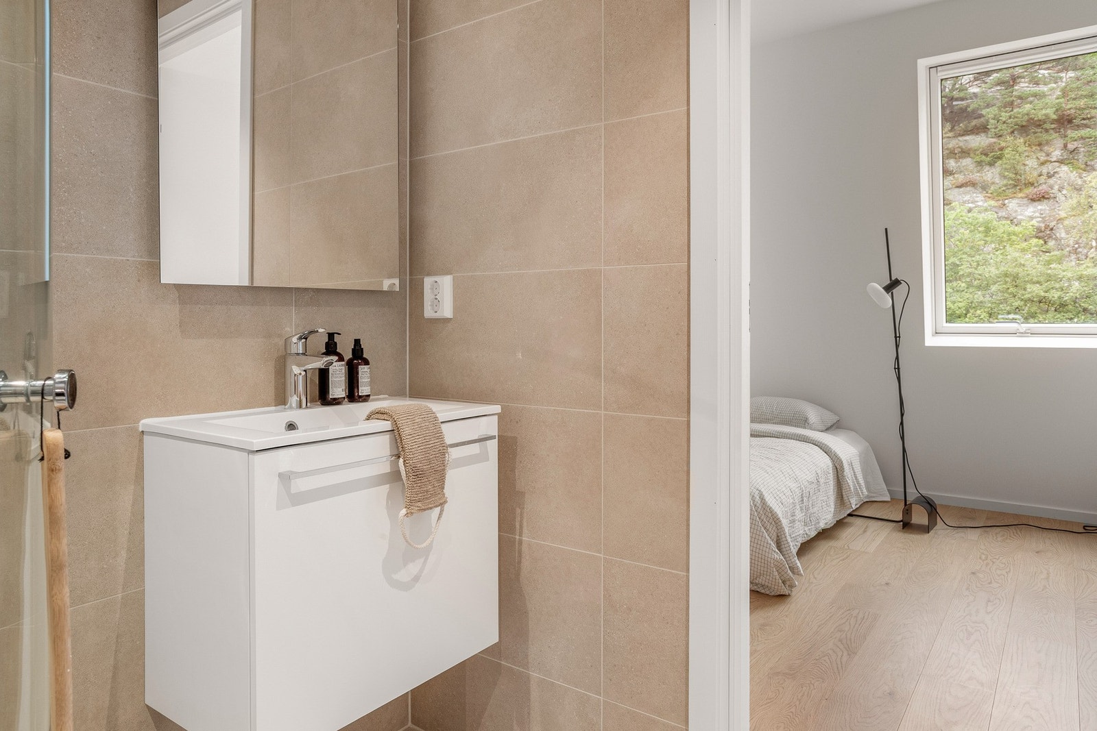 Badet som ligger i tilknytning til hovedsoverommet er helfliset med varme i gulv, vegghengt toalett, servant med speil og belysning samt dusj i hjørne. Galleribilde