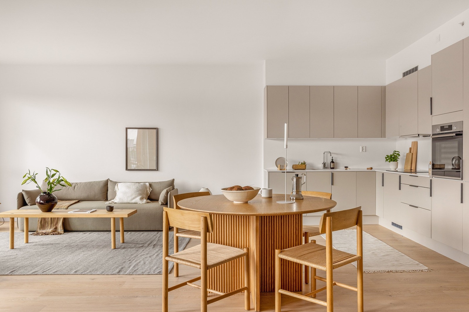 Stue- og kjøkkenløsningen er åpen og luftig, med god plass til både spisebord og sofagruppe. Galleribilde