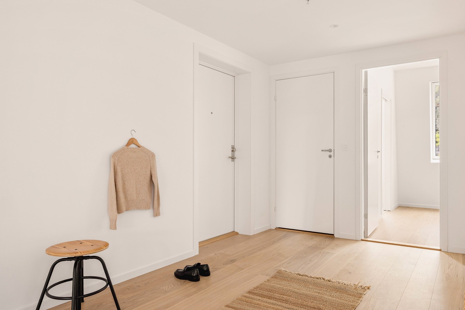 Romslig entré som kan innredes med garderober etter behov. Galleribilde
