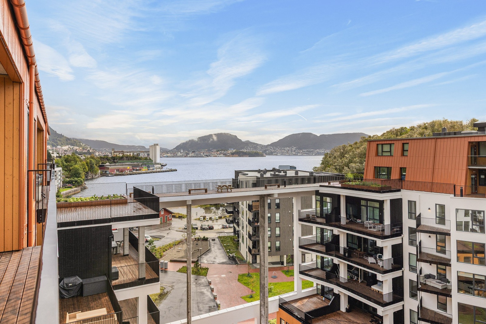 Kjempefin utsikt fra balkongen og du ligger i byggets øverste etasje. Galleribilde