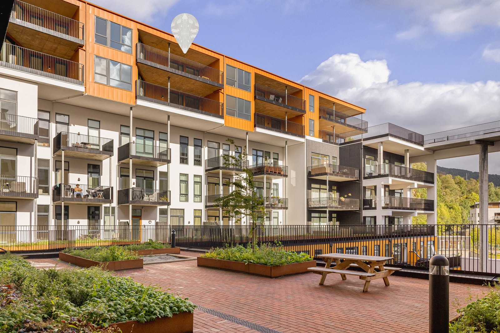 Pene fellesområder med interne stier, beplantning, benker og lekeapparat. Galleribilde