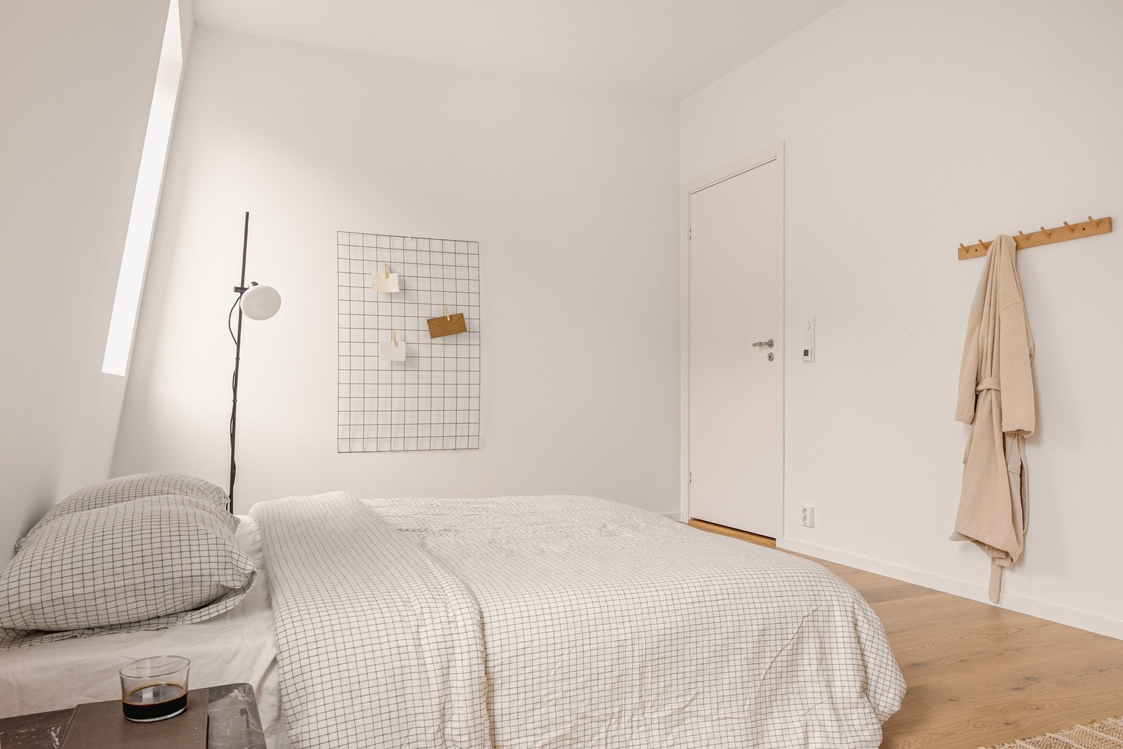 Hovedsoverommet er en egen avdeling med tilhørende walk-in-garderobe og privat bad. Galleribilde