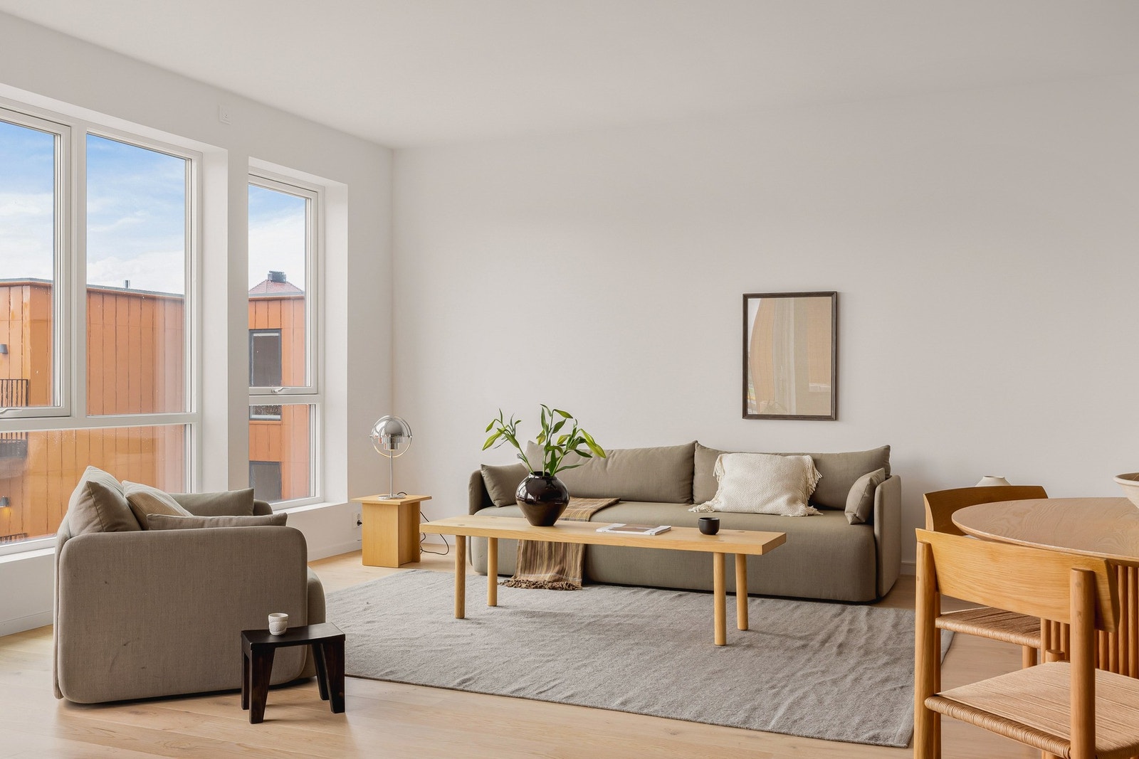 Det er plass til både sofagruppe og spisestue. Galleribilde