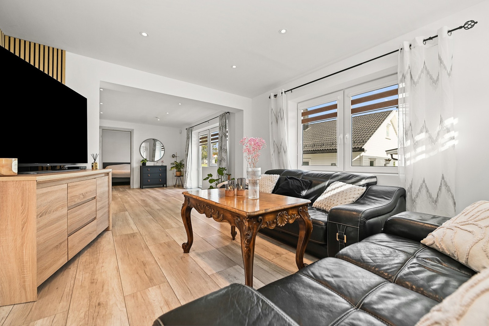 I stue og kjøkken er det montert innfelte downlights. Galleribilde